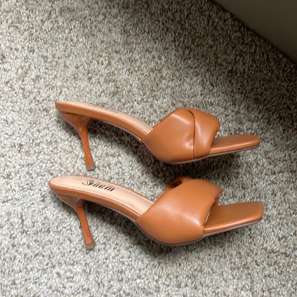 Caramel mules - Picture 3 of 3